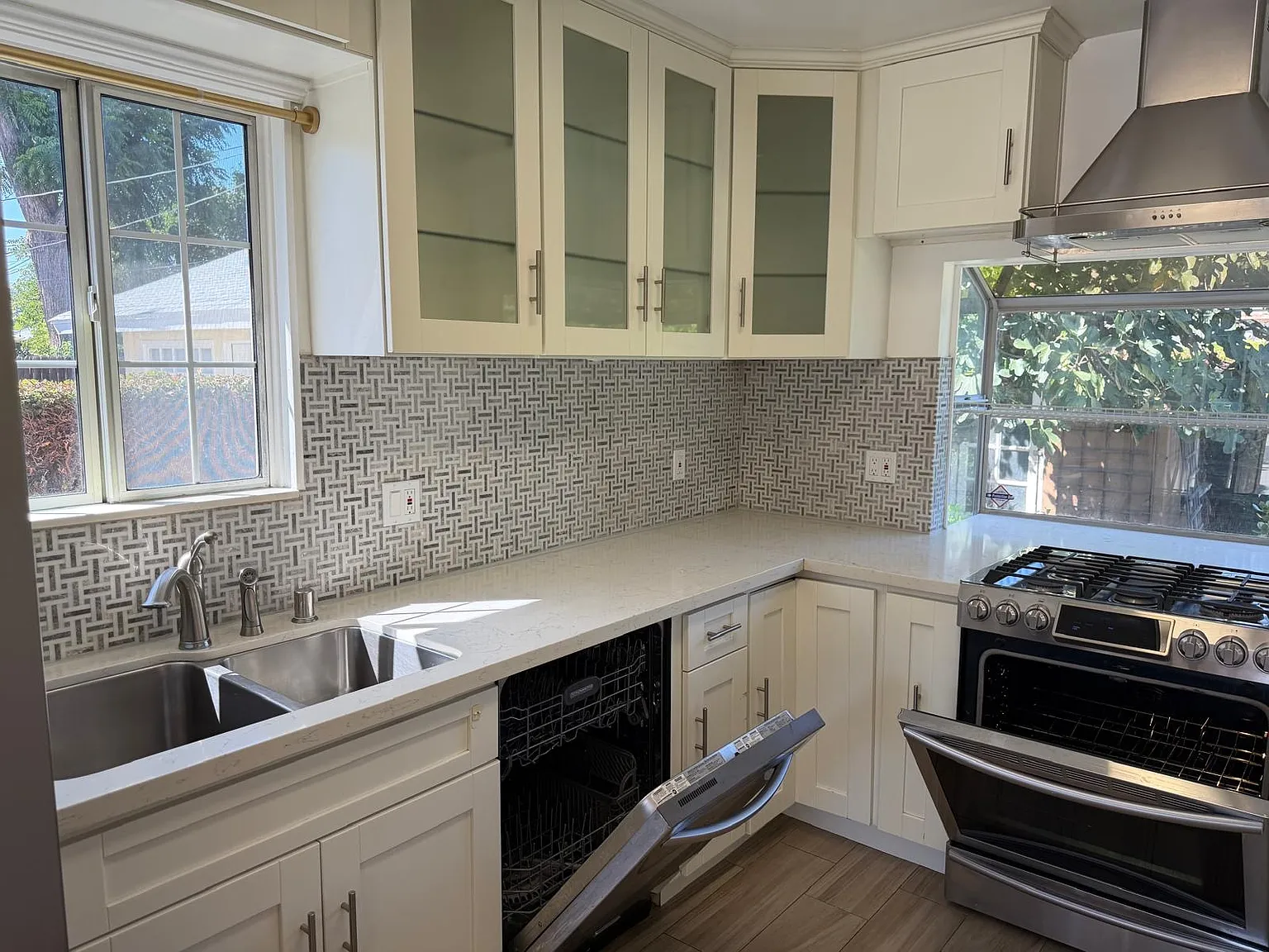 3 bed, 1117 sqft, $3,975 — Photo 4