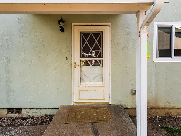 518 NE Dallas Dr — Photo 2