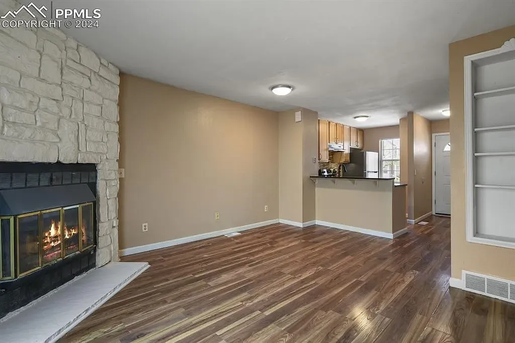 3 bed, 1233 sqft, $2,000 — Photo 3