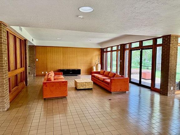 3rd image of 504 Live Oak Rd