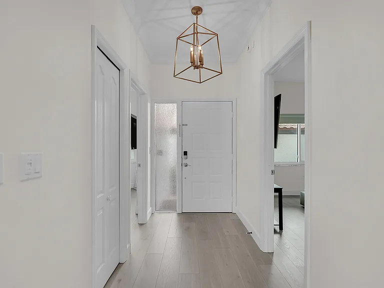 862 Hudson Ave #862 — Photo 5