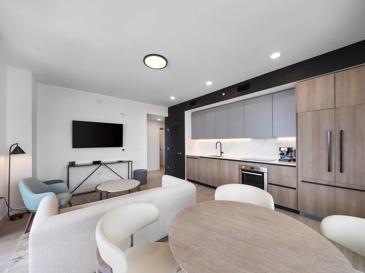 2 bed, 900 sqft, $9,900 — Photo 2