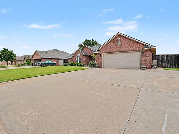 3rd image of 808 Sheryl Ln