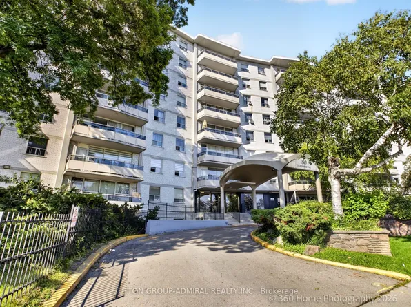 80 Grandravine Dr #202, Toronto, ON M3J 1B2