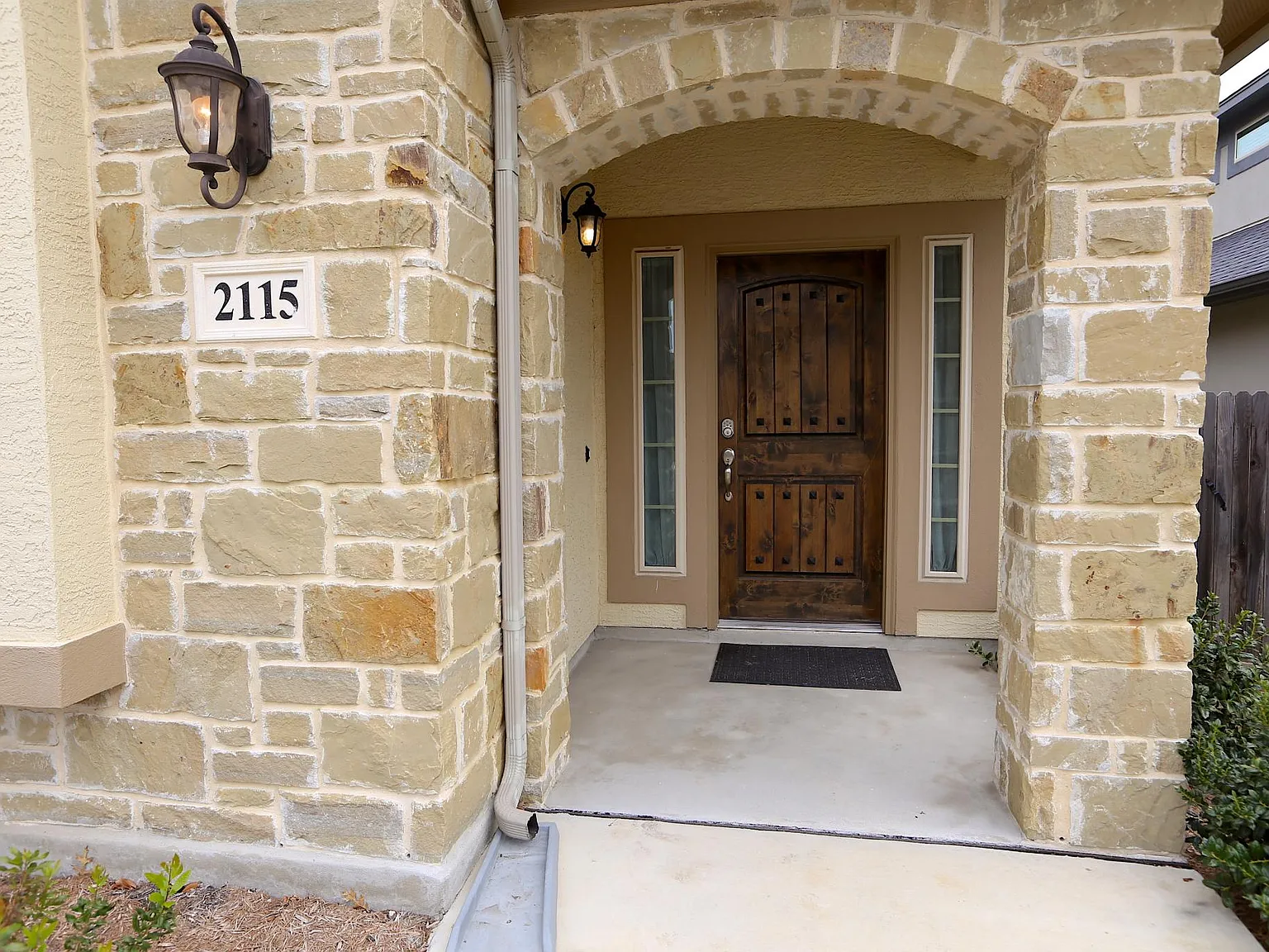 3 bed, 2400 sqft, $2,400 — Photo 3