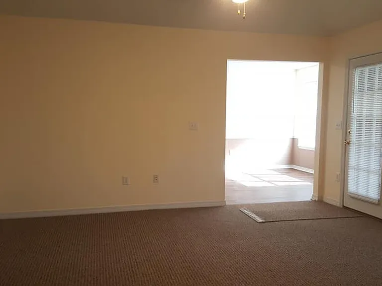 502 Meadow Ln — Photo 3