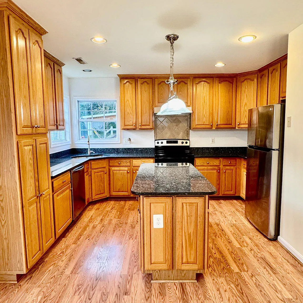 4 bed, 2.5 bath, 2428 sqft, $3,400 — Photo 3