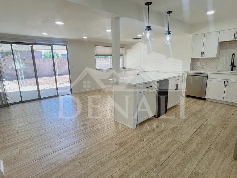2401 E Meadowbrook Ave — Photo 8