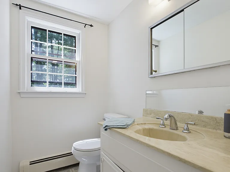 37 Woodbury Rd — Photo 14