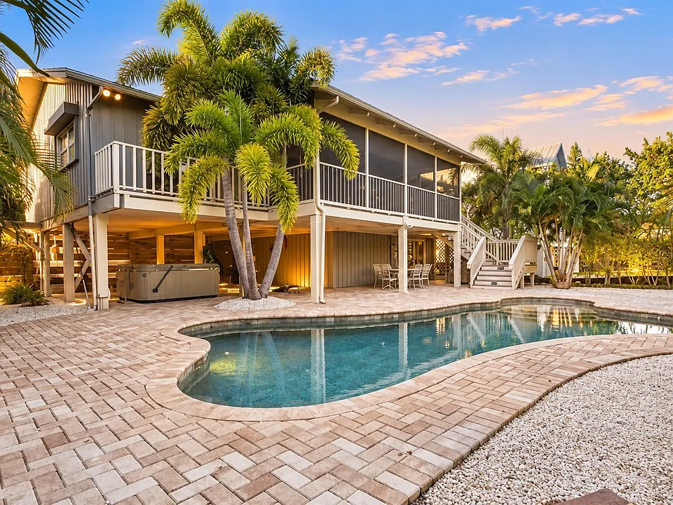 586 Lyons Ln