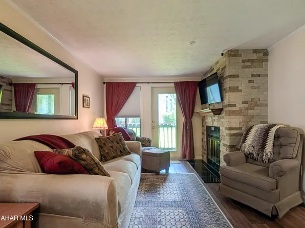 215 E Valley Point Ln, Claysburg, PA 16625