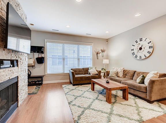 3rd image of 2451 N Clybourn Ave