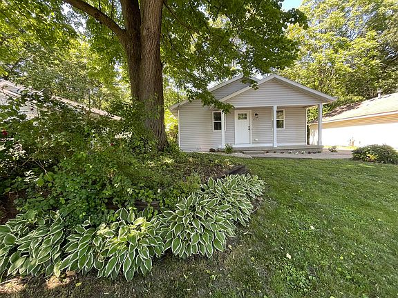 2nd image of 851 Woolsey Dr SW