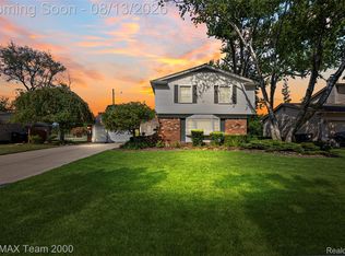 15785 Edgewood St, Livonia, MI 48154
