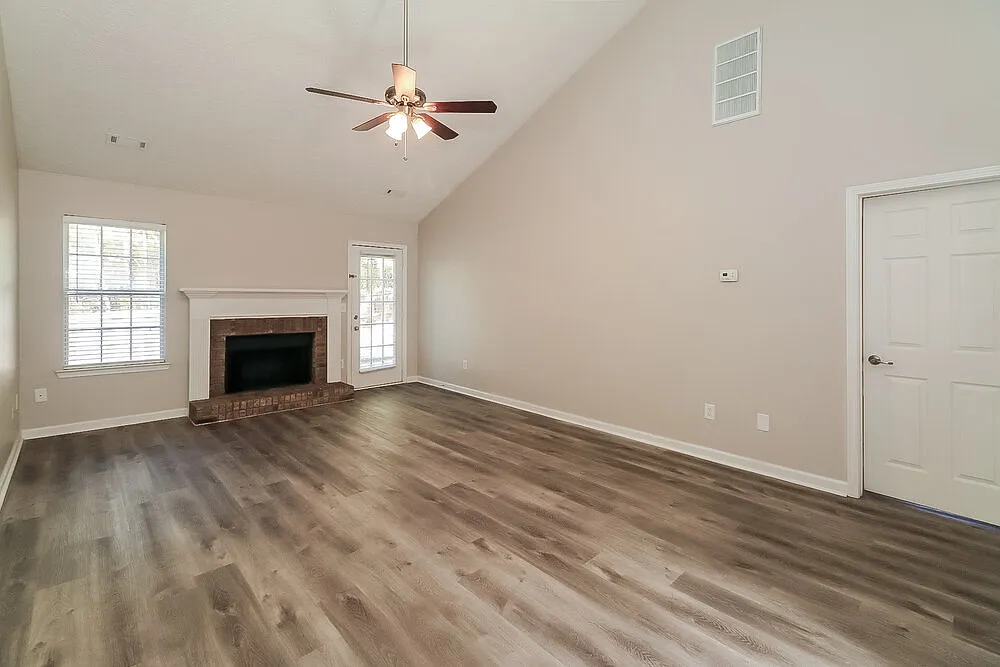 3 bed, 2.0 bath, 1276 sqft, $1,895 — Photo 3