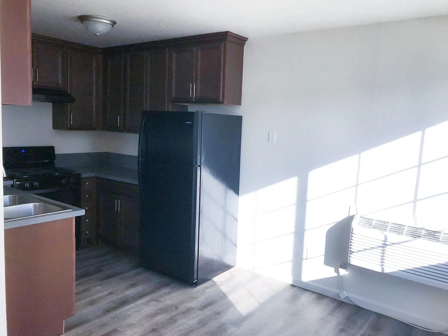 1537 Main St — Photo 2