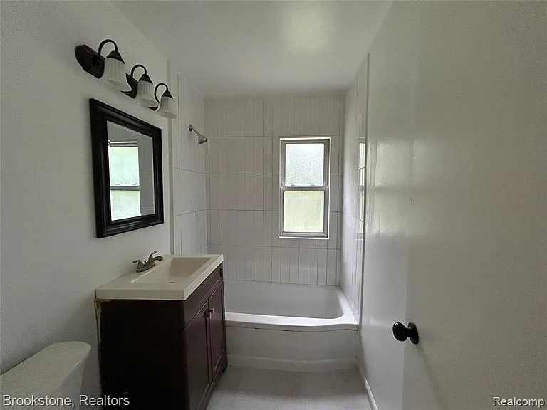 26707 Penn St — Photo 15