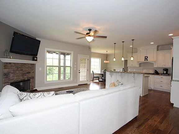 3rd image of 212 Blackthorn Ln