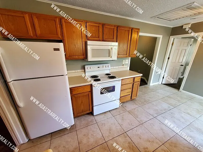 11121 E 56th Ter — Photo 3