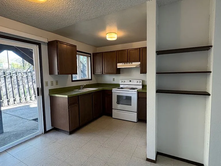 1204 N B St — Photo 20