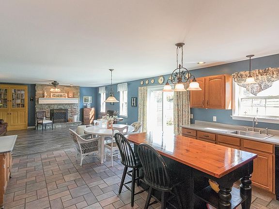 3rd image of 523 Clover Hill Dr