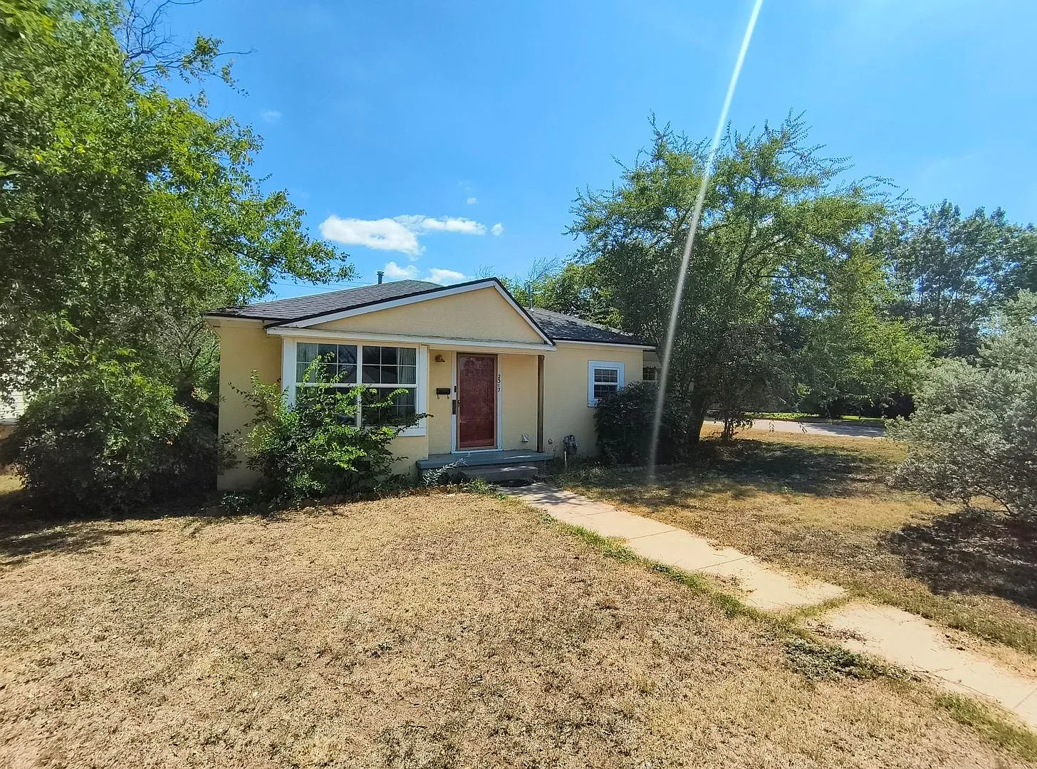 Cute And Spacious 3 Bedroom, 2 Bath Home With Fenced In Backyard Available Now! — Photo 1