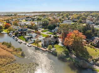 70 Featherbed Ln, Oakdale, NY 11769