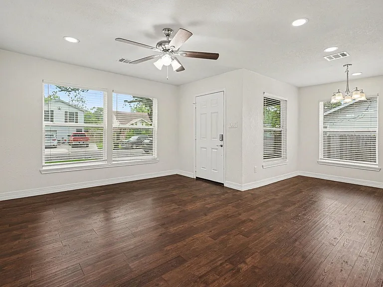 702 E Republic Ave — Photo 2