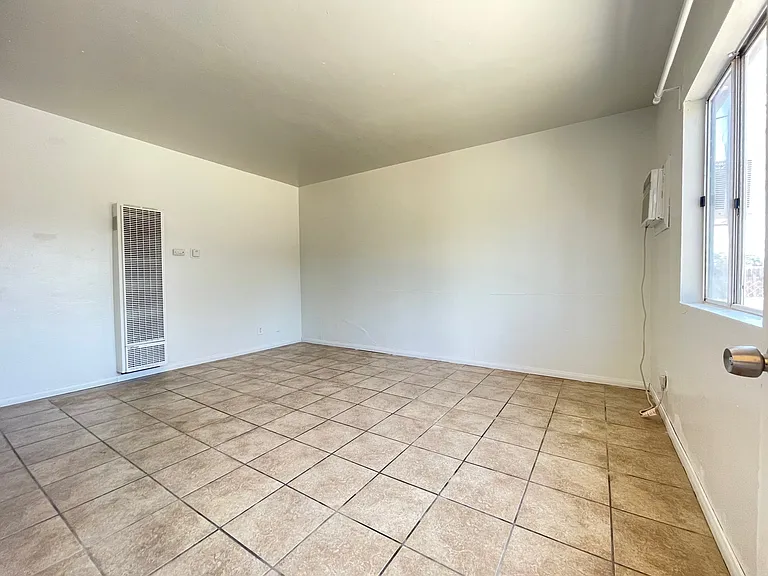 820 E C St — Photo 6