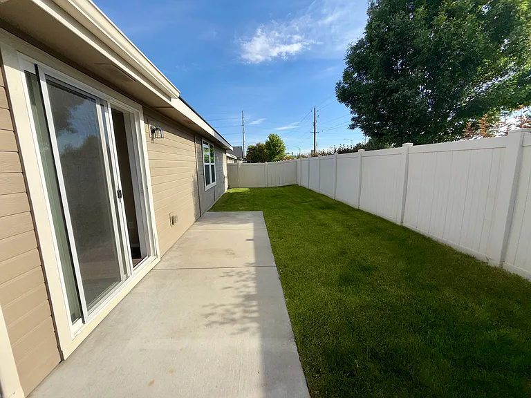 4672 N Alester Ave — Photo 11