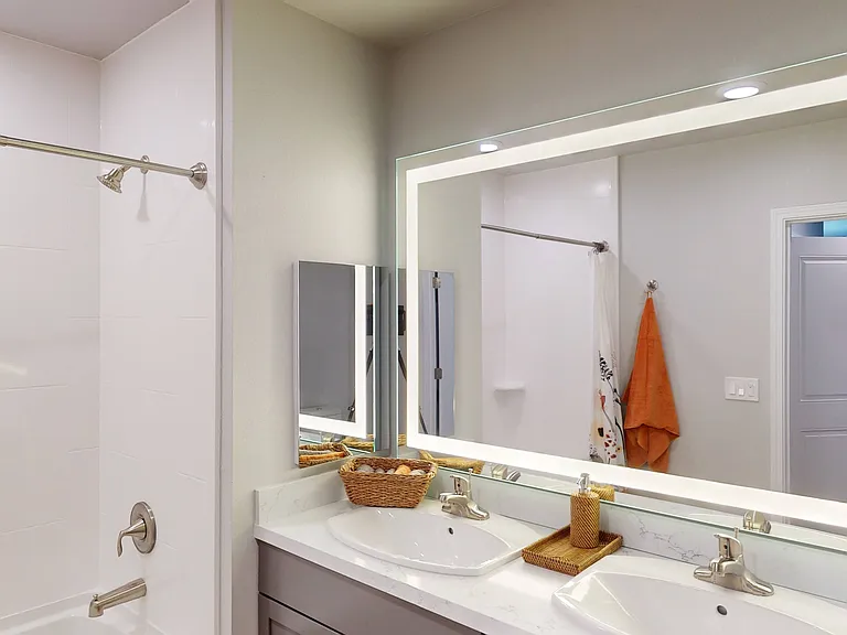 Capitol Towers - Luxury Midrise — Photo 13