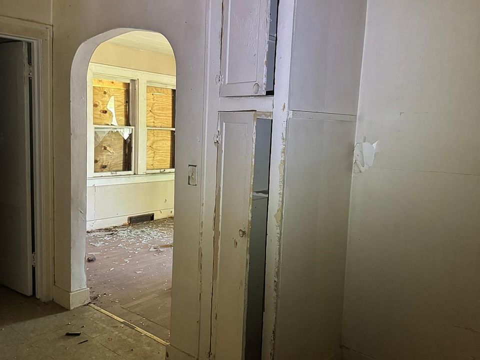 1st image of 722 E Ridgeway Ave