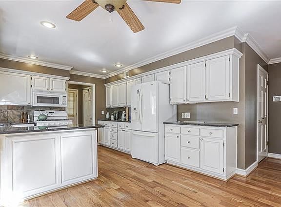 4th image of 607 NW 43rd Ter