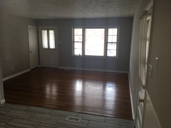 4th image of 1989 Greenleaf Dr