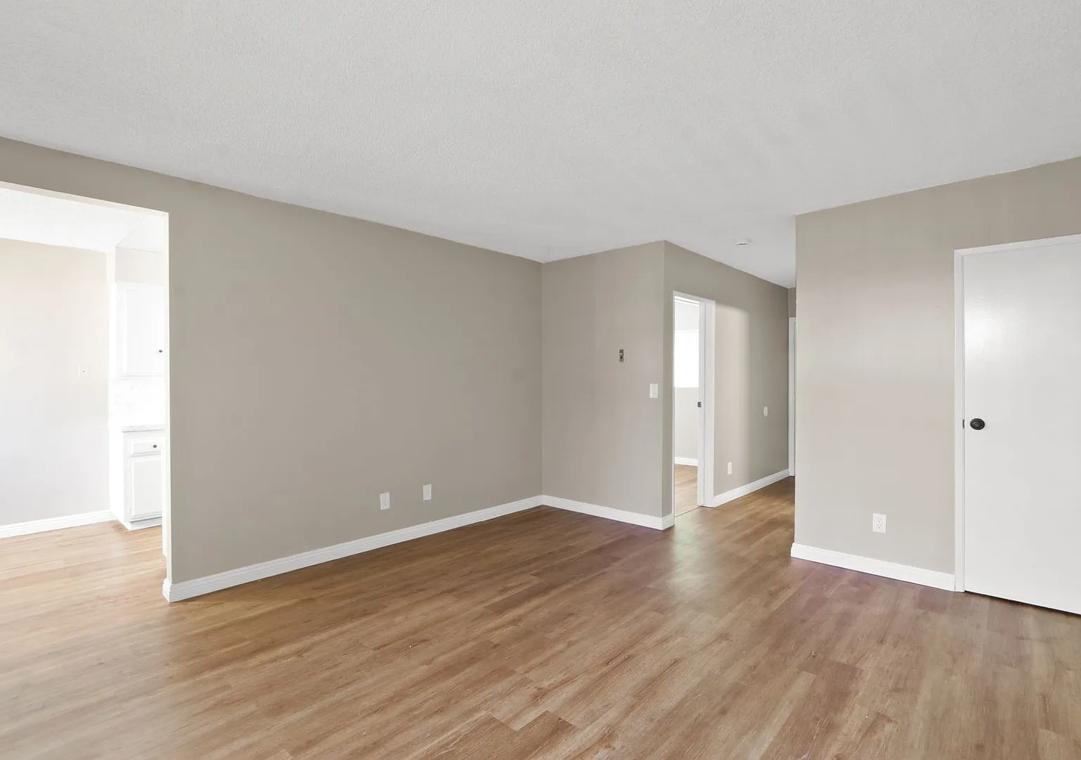 Suzanne Apartments — Photo 4