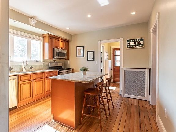 3rd image of 35 Wolcott Ave