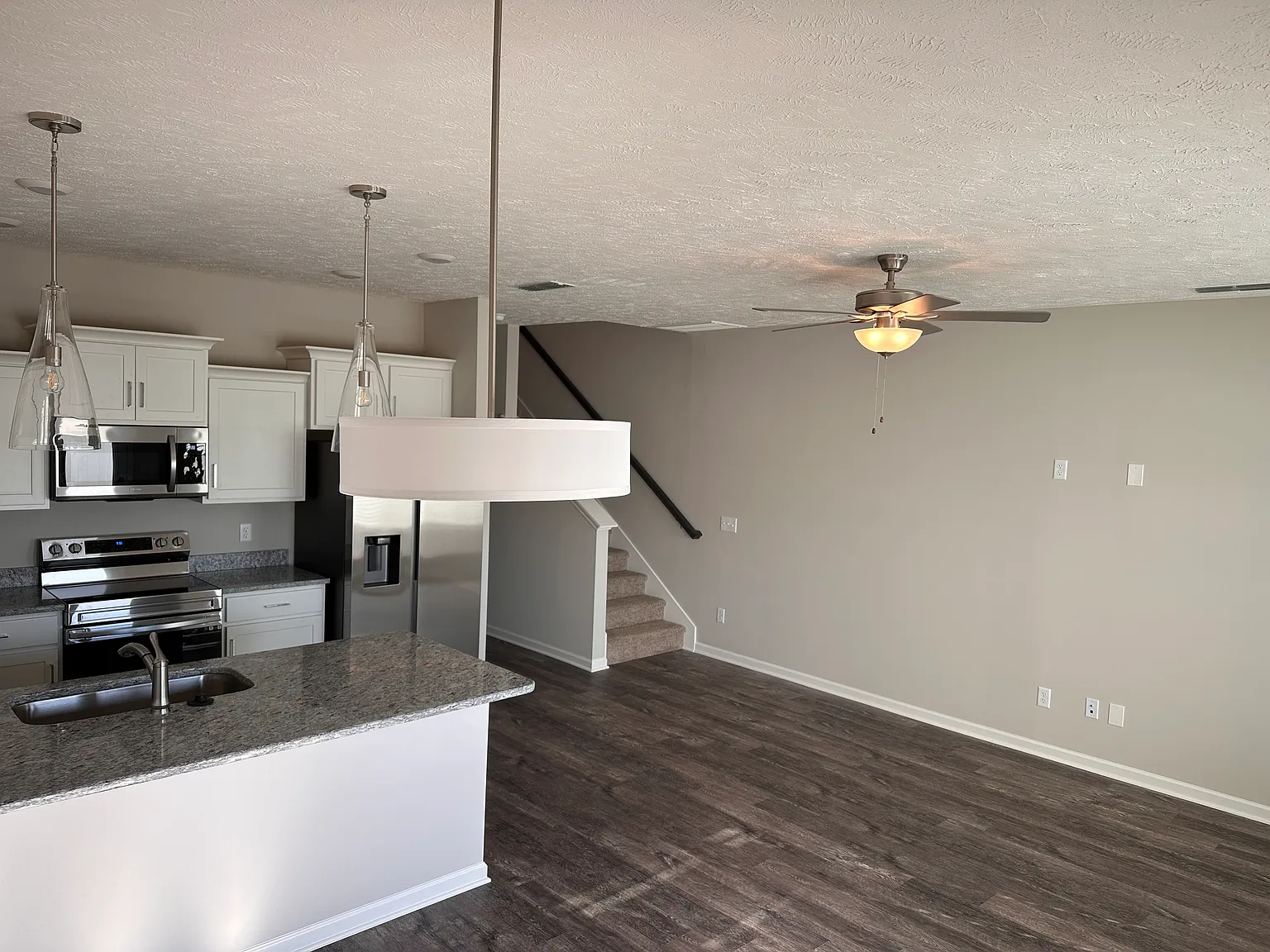 3 bed, 2.5 bath, 1631 sqft, $1,999 — Photo 4