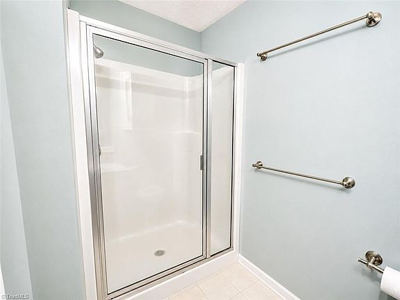 5th image of 122 Ivy Glen Ct
