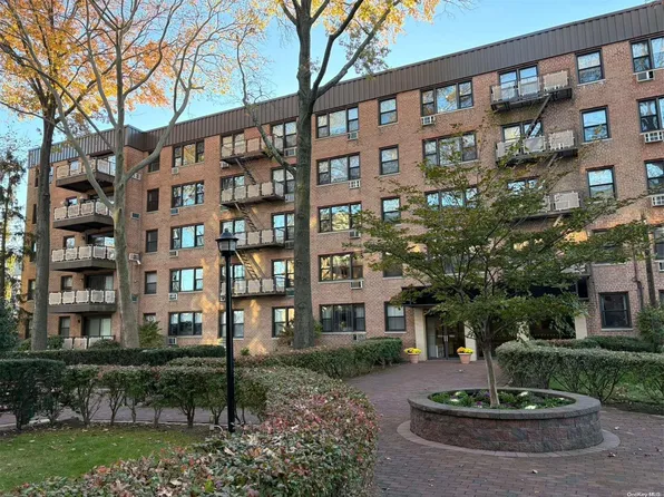 4 Birchwood Court #4M, Mineola, NY 11501