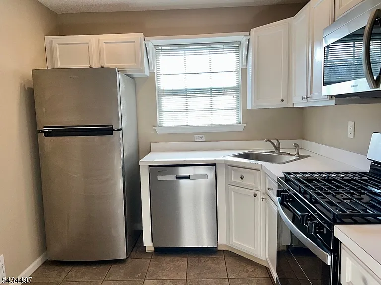 1023 Castle Rd — Photo 9