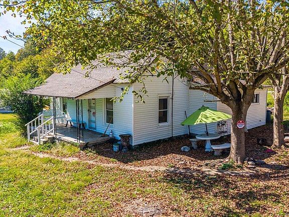 3rd image of 216 Pine Hollow Rd