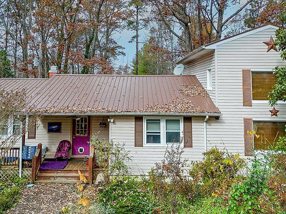 2nd image of 200 Piney Ln
