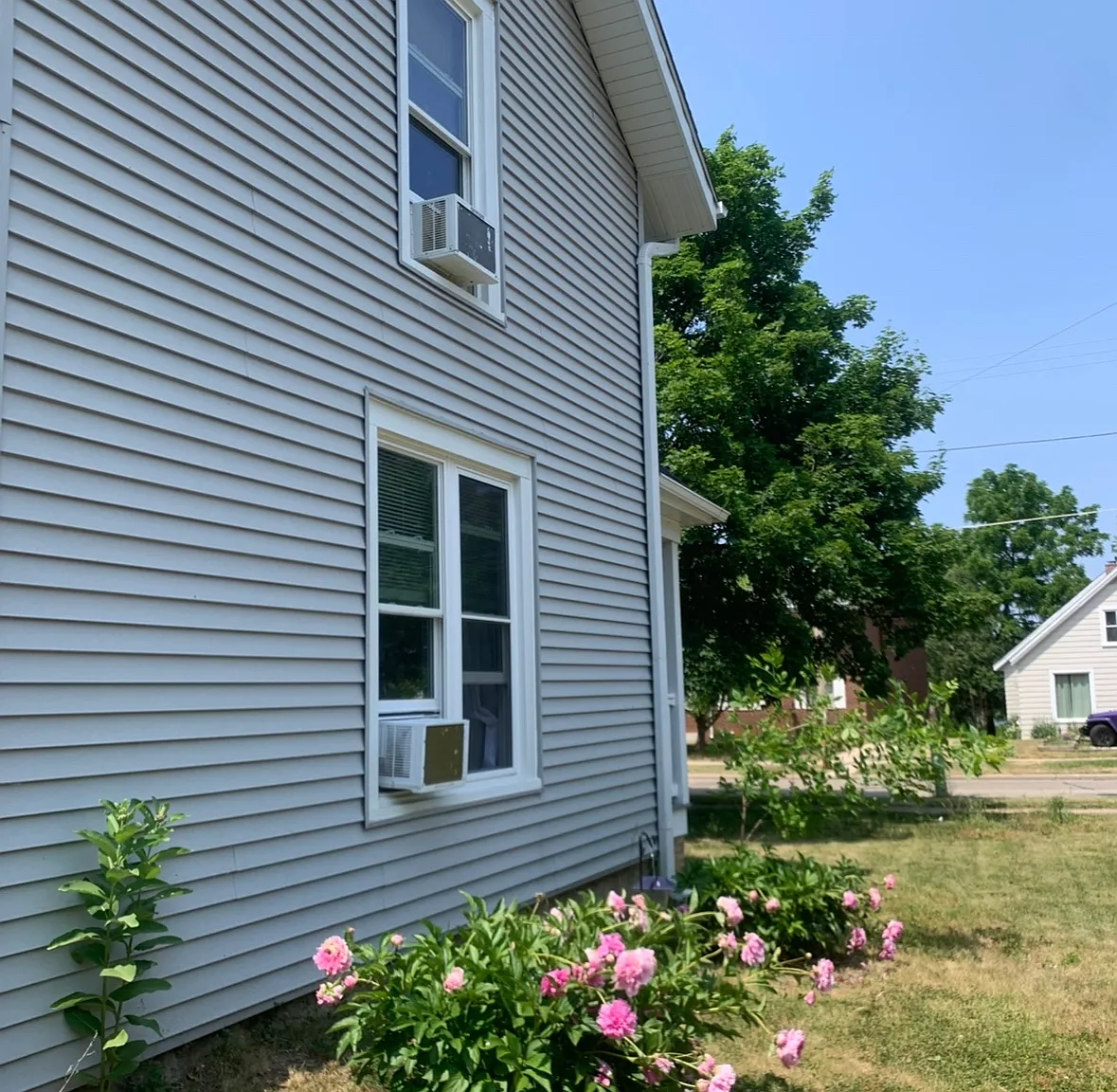 401 W Chestnut St — Photo 3
