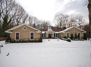 200 Foxhunt Cres, Syosset, NY 11791