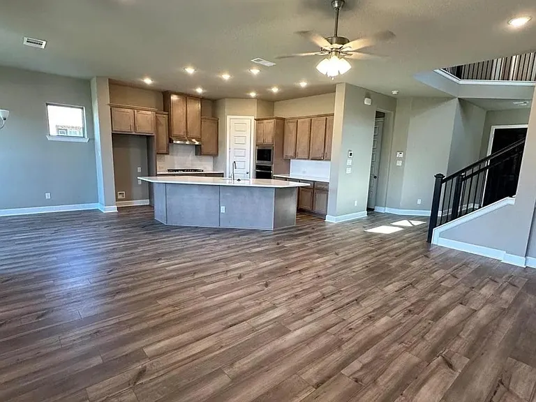 2525 Four Roses Dr — Photo 3
