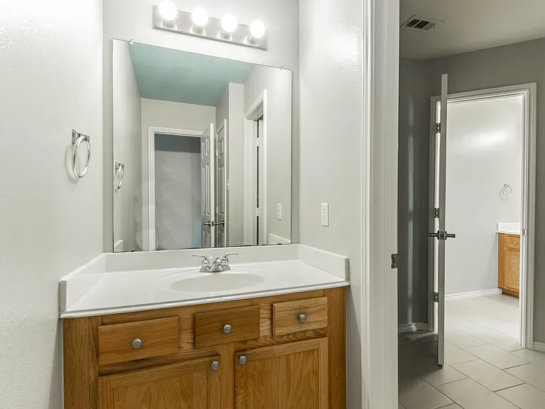 1521 Hidden Cove Ct — Photo 31