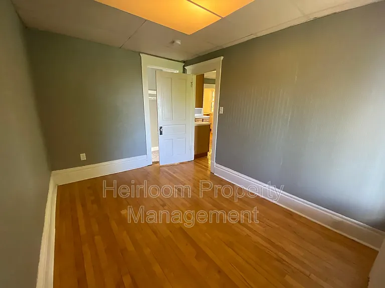 922 E 5th St — Photo 12