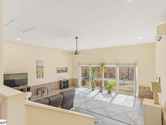 5th image of 402 Graham Rd