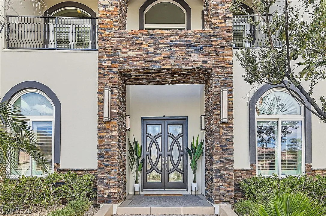 6 bed, 7.0 bath, 5693 sqft, $9,500 — Photo 3