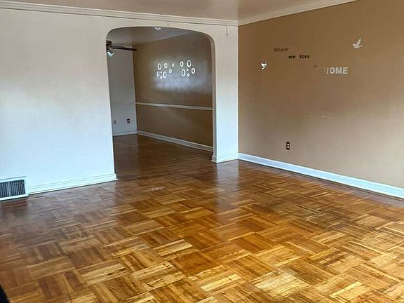 5th image of 7554 Woodbine Ave